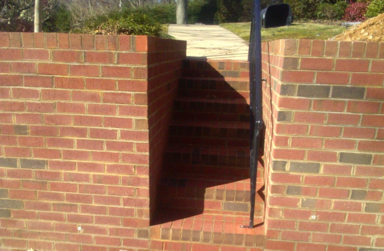 Stone retaining wall