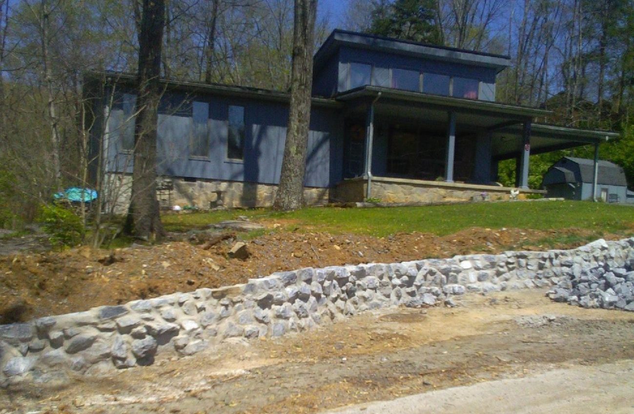 Stone retaining wall